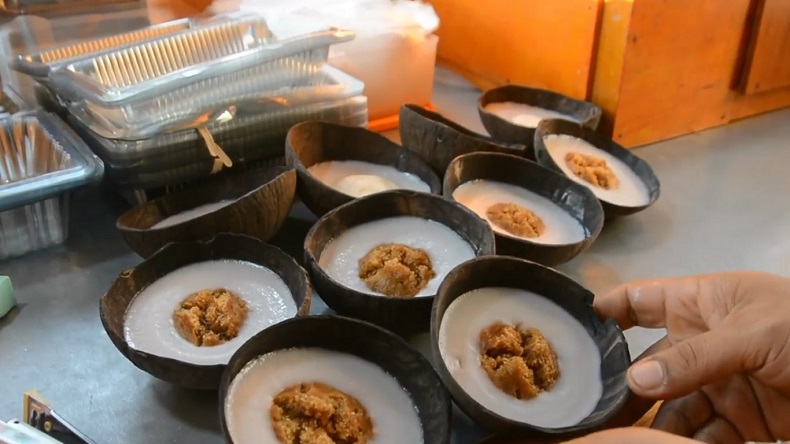  Kue Mangkuak Tempurung, Takjil Laris di Payakumbuh