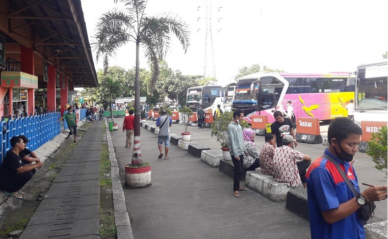 Jelang Larangan Mudik, Terminal Kampung Rambutan Ramai Penumpang