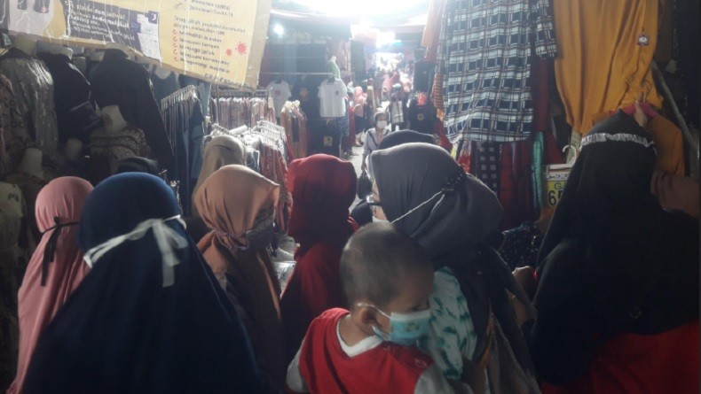 Suasana Terkini Pasar Tanah Abang, Masih Ramai Diserbu Pengunjung