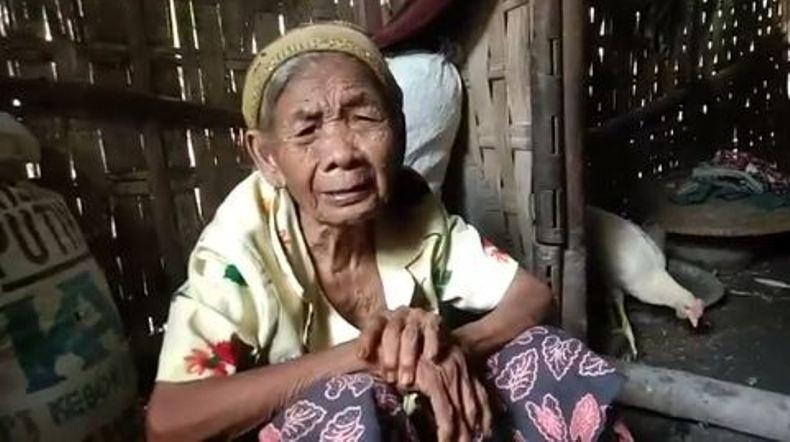 Nenek Renta Ini Tinggal di Rumah Nyaris Ambruk Bersama Anaknya yang Lumpuh 