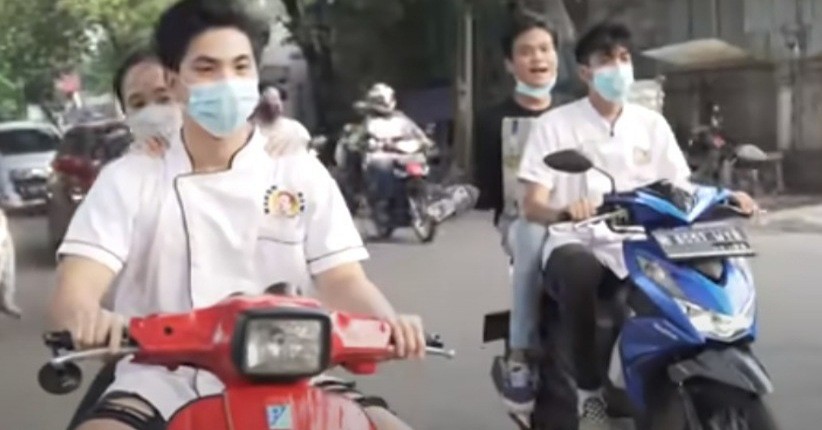Gritte Agatha Bagi-Bagi 1.000 Takjil untuk Orang-Orang di Jalan