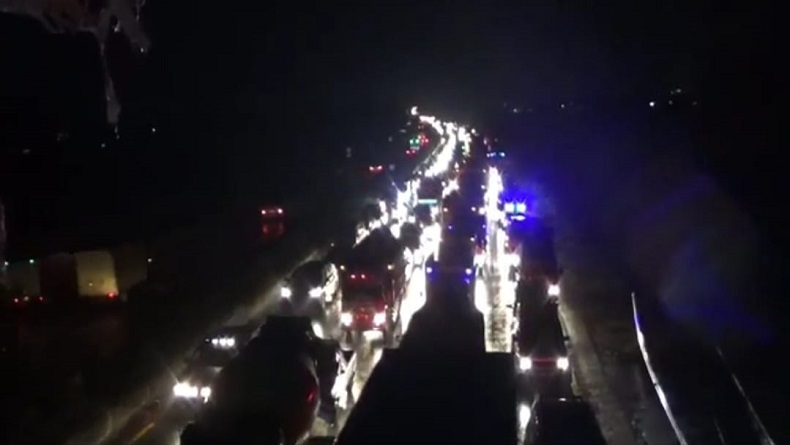Malam Ini, Jelang Larangan Mudik, Ribuan Kendaraan Padat Merayap di GT Cileunyi