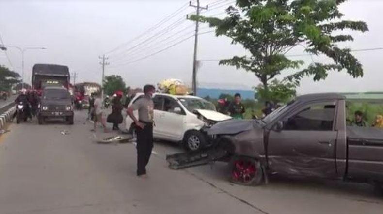 Duarrr, Mobil Pemudik Kecelakaan di Jalur Pantura Brebes 