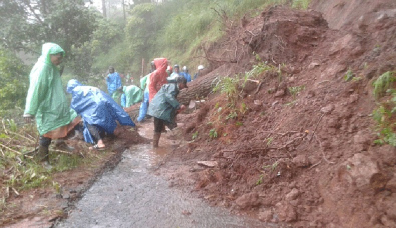 Akses Jalan Poros Tombolopao-Sinjai Sempat Terputus Akibat Longsor