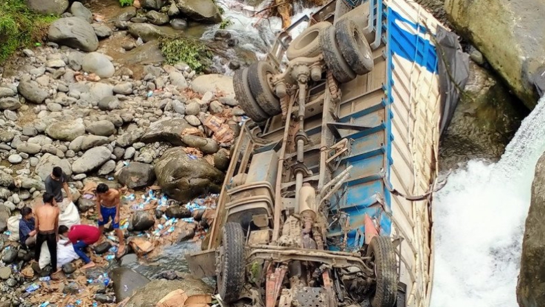 Truk Pengangkut Susu di Padang Terjun Bebas ke Jurang Sedalam 30 Meter