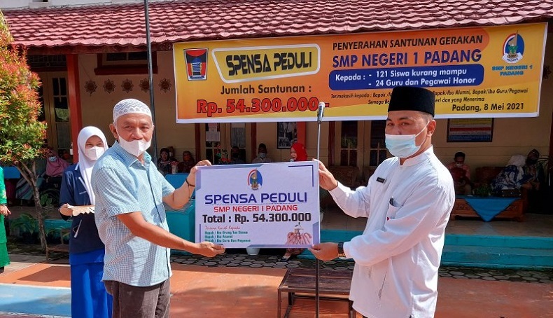 SMPN 1 Padang Galang Donasi untuk Siswa Kurang Mampu dan Guru Honorer