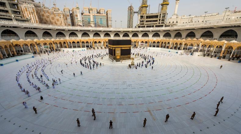 Arab Saudi Longgarkan Pembatasan Covid, Masjidil Haram Dibuka Kapasitas Penuh
