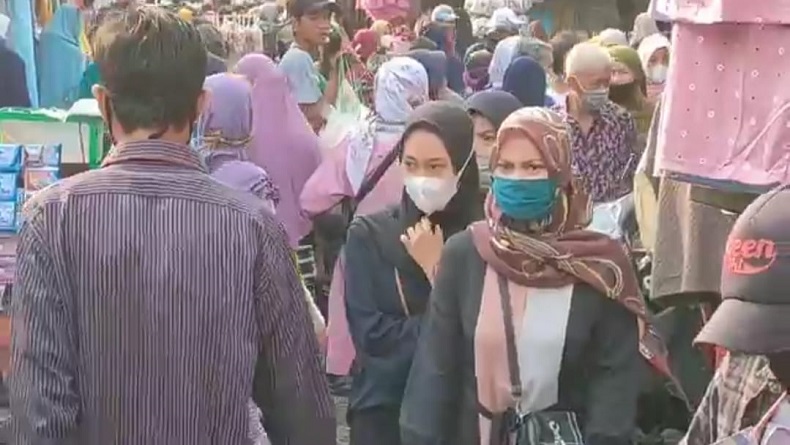 Berburu Baju Lebaran, Ribuan Warga Cirebon Langgar Prokes di Pasar Tegalgubug