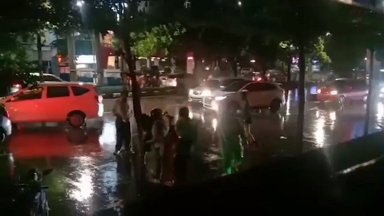 Tak Diberi Uang Lebih, Tukang Parkir di Makassar Pukuli Pengunjung Mal