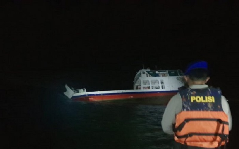 Kapal Feri yang Kandas di Pulau Suwangi Belum Bisa Dievakuasi