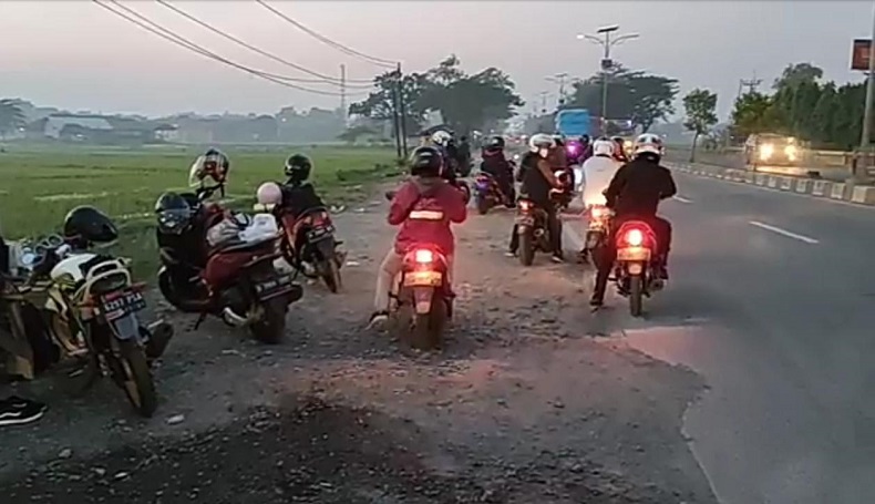 Hujan Lebat Untungkan Pemudik Sepeda Motor, Lolos Sampai Cirebon Tanpa Penyekatan