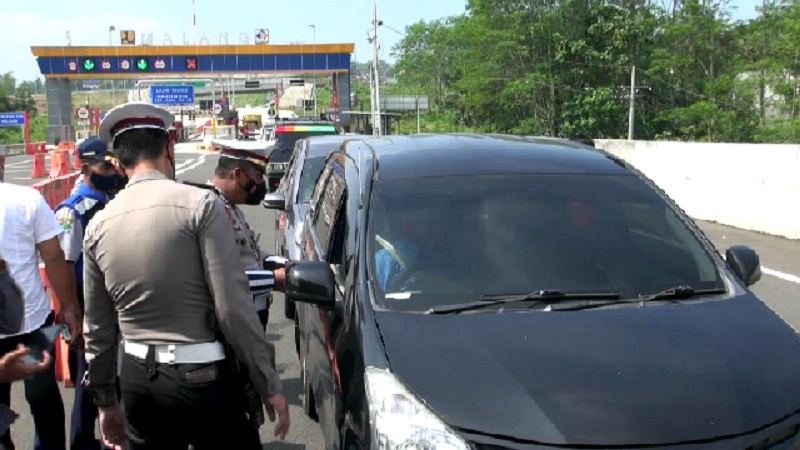 Tak Memenuhi Syarat, Puluhan Pemudik Dipaksa Balik Arah di Exit Tol Malang 