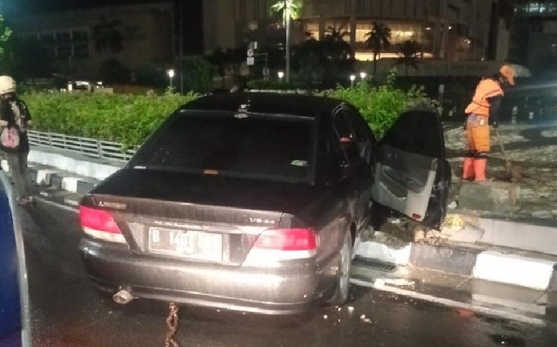 Foto-Foto Mobil Tabrak Pembatas Kolam Bundaran HI Minggu Pagi