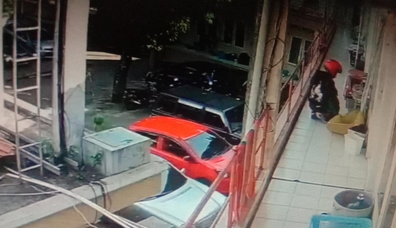 Terekam CCTV, Pria Berhelm Merah Gasak Sepatu Belasan Juta Rupiah di Kamar Kost