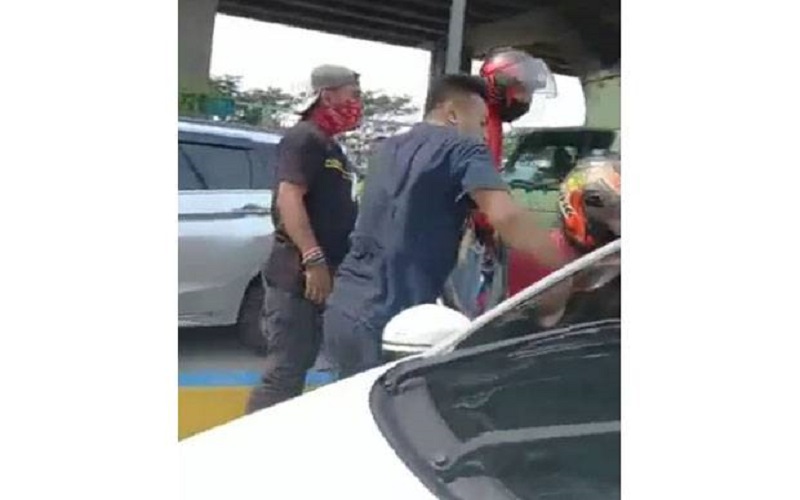 Viral Anggota TNI Dikeroyok Debt Collector saat Antar Warga yang Sakit