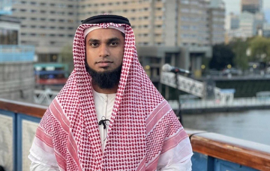 Viral, Pria Ini Kumandangkan Azan di London Tower Bridge