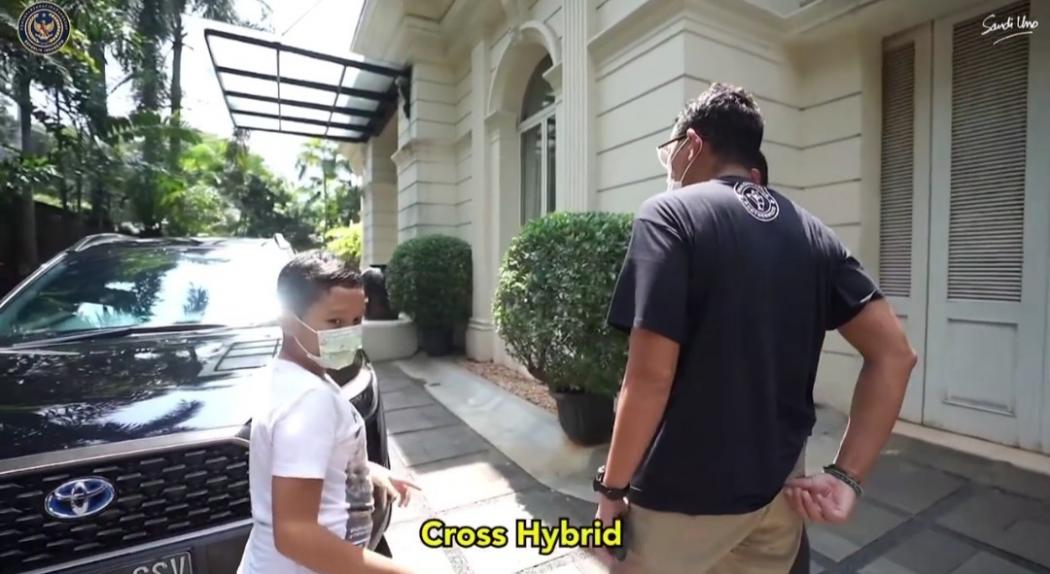 Beli di IIMS 2021, Mobil Toyota Corolla Hybrid Sandiaga Uno Tiba di Rumah 