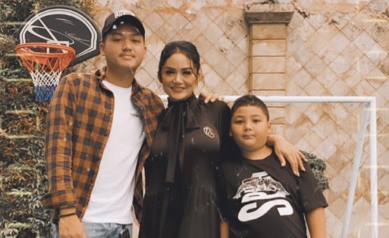 Momen Hangat Azriel Hermansyah Kunjungi Krisdayanti Jelang Lebaran