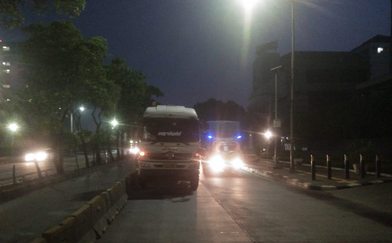 Truk Mogok di Slipi Senin Pagi, Petugas Turun Tangan Cegah Kemacetan