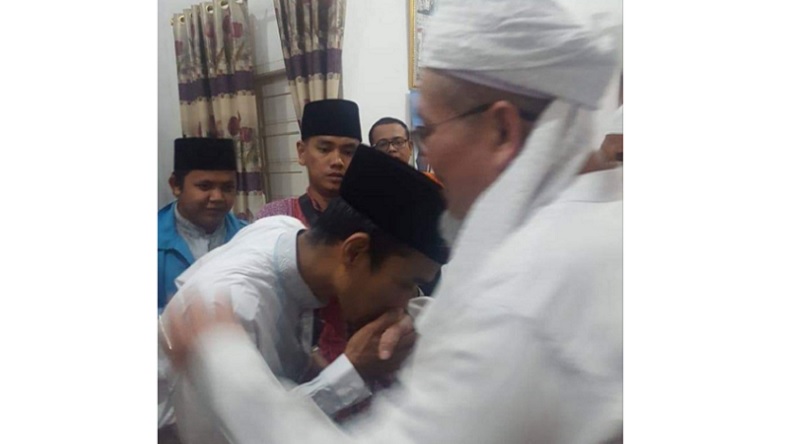 Ustaz Abdul Somad Cium Tangan Tengku Zulkarnain di Perjumpaan Terakhir 