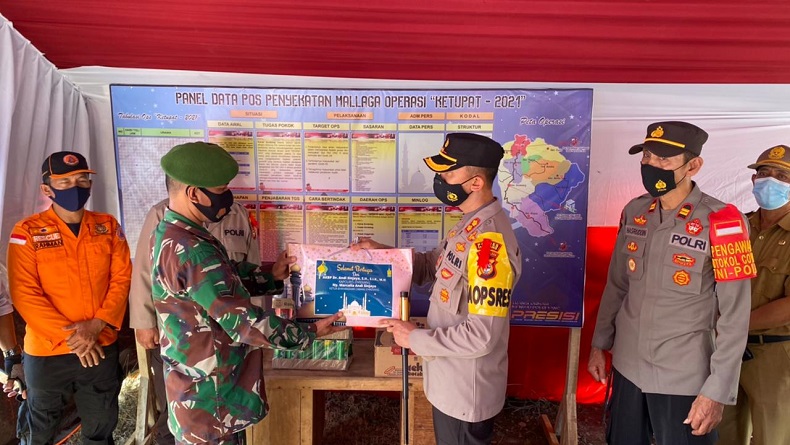 Kapolres Enrekang Bagikan Bingkisan dan Suplemen untuk Petugas Jaga Posko Penyekatan