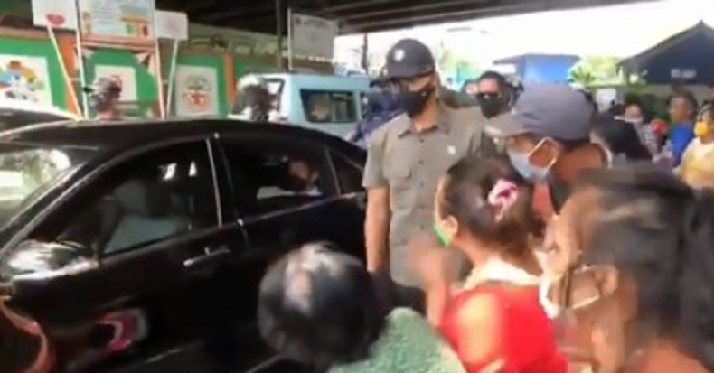 Viral Video Jokowi Bagikan Sembako ke Masyarakat di Cideng Jakarta Pusat