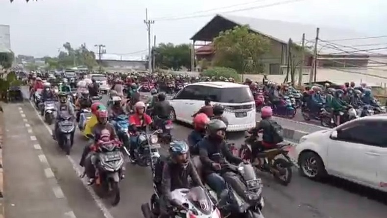Macet Parah, Pemudik Motor Nekat Lawan Arus di Jalur Pantura Cirebon