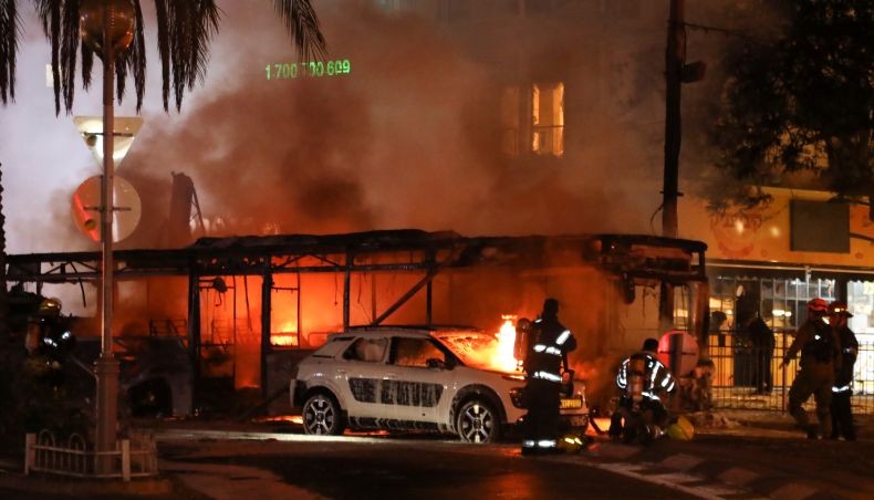 Mobil-Mobil di Israel Hangus Terbakar setelah Dihujani Roket Pejuang Palestina