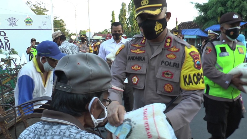 Ratusan Tukang Becak dan Warga Miskin Terima Zakat Fitrah dari Polres Demak 