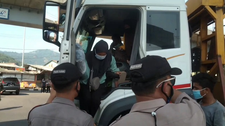 Ingin Mudik ke Lampung, 2 Perempuan Ini Nekat Sembunyi di Truk Tronton