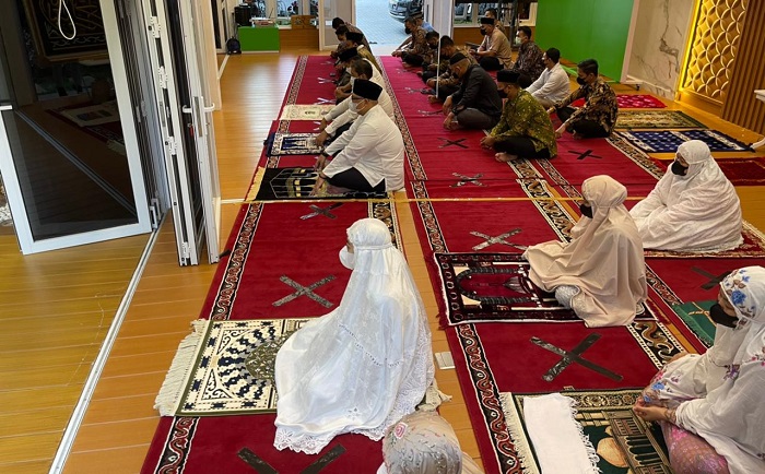Bersama Keluarga, Ketua DPR Laksanakan Sholat Id di Rumah Dinas 