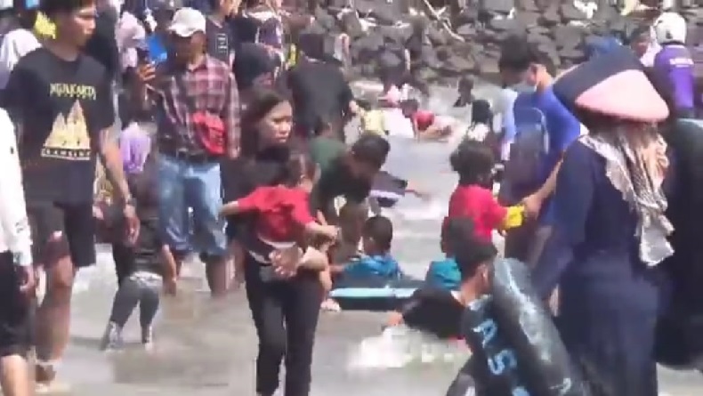 Ribuan Pengunjung Pantai Pondok Bali Subang Tak Patuh Prokes Covid-19