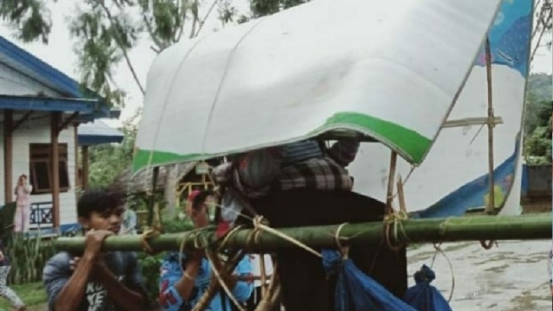 Akses Jalan Rusak, Perempuan Melahirkan di Luwu Utara Ditandu Warga