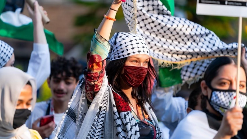 5 Potret Supermodel Cantik Bella Hadid Demo Bela Palestina, Netizen Meleleh: Bangga Padamu!
