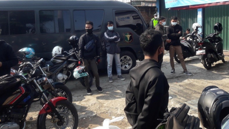 Suasana di Posko Penyekatan Sasak Jarang Bekasi, Banyak Pengendara Motor Dihentikan 
