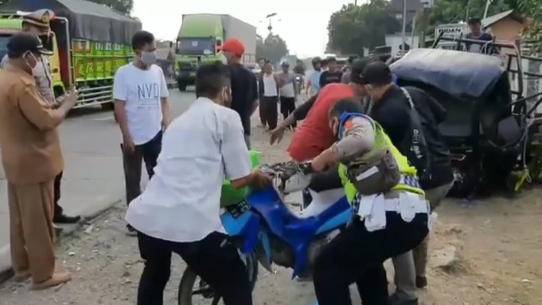 Pikap Tabrak 3 Motor dan Mobil Boks di Jalur Pantura Subang, Dua Tewas