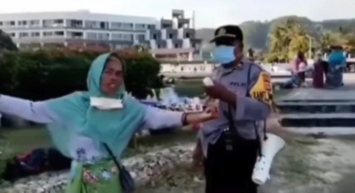 Kocak, Ibu-Ibu Menolak Disuruh Pulang saat Liburan di Pantai Ngoceh Pakai Bahasa Inggris