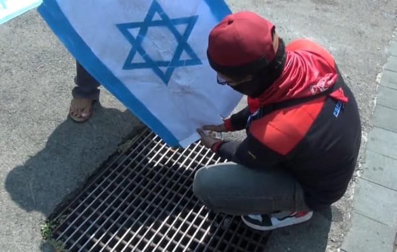 Demo di Depan Kantor Ganjar, Puluhan Buruh dan Warga Semarang Bakar Bendera Israel
