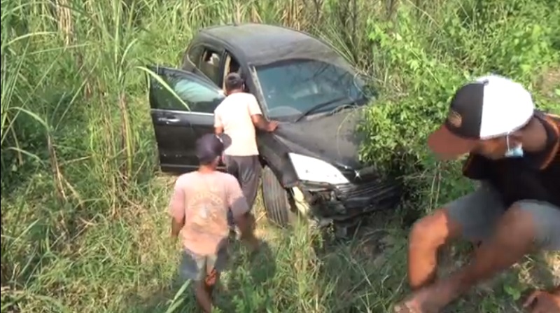 Oleng, Mobil Rombongan Pemudik asal Madura Terjun ke Sawah 