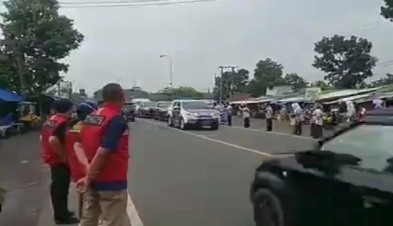  Rombongan Bupati dan Wabup Cianjur Disambut Warga, Netizen : Bikin Macet Pak!