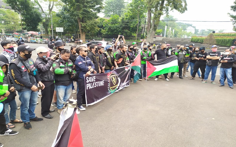 Driver Online Bandung Raya Serukan Save Palestina di Gedung Sate Bandung