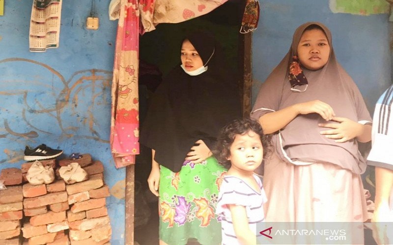 Ibu Hamil Nekat Panjat Atap Rumah saat Cigudeg Bogor Diterjang Banjir Bandang