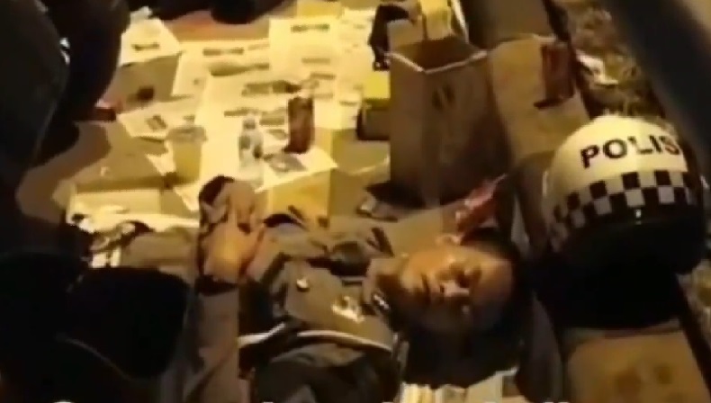 Saat Polisi Penyekat Mudik Tidur Beralaskan Koran di Pinggir Jalan