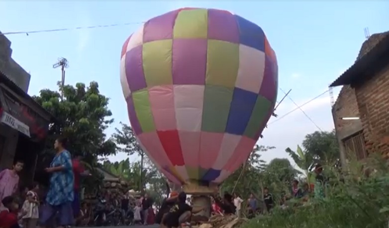 Tutup Perayaan Idul Fitri, Ratusan Warga Jombang Terbangkan Balon Udara 