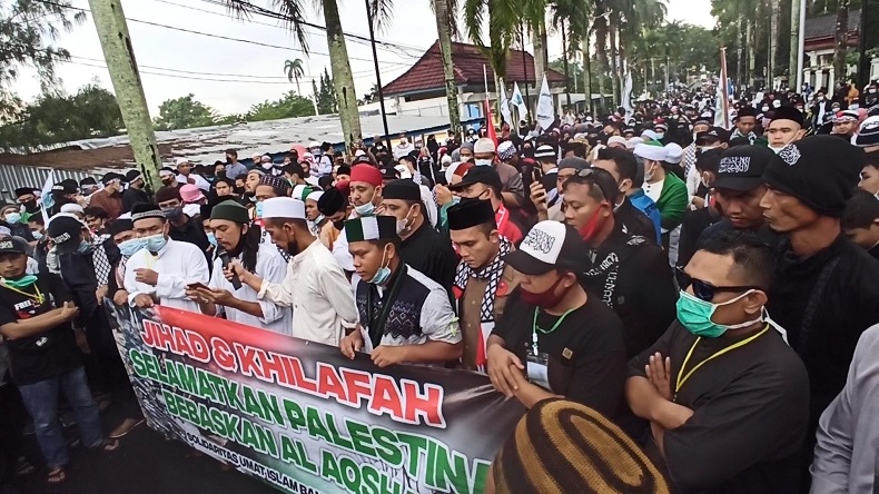 Aksi Dukung Palestina, Warga Babel Bertahan Diguyur Hujan Deras