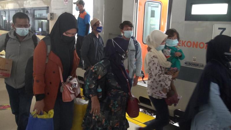 Arus Balik Pekan Kedua, Ratusan Penumpang KA Padati Stasiun Tegal