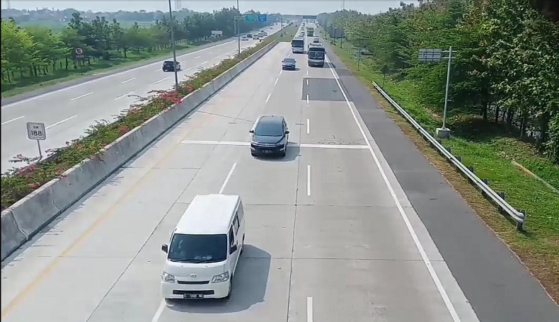H+9 Lebaran, Ribuan Kendaraan Perantau ke Jakarta Mengalir Tak Putus di Tol Cipali