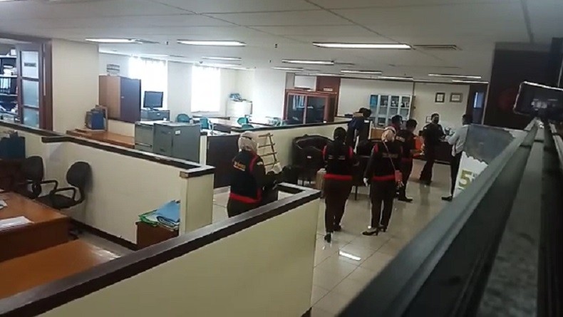 Geledah Kantor Sudin Pendidikan Jakbar, Penyidik Kejaksaan Sita Dokumen Tiga Koper
