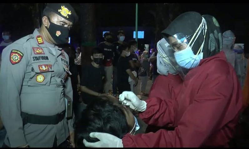 Polisi Bubarkan Kerumunan di Warung Tenda, Puluhan Orang di Swab Test Antigen