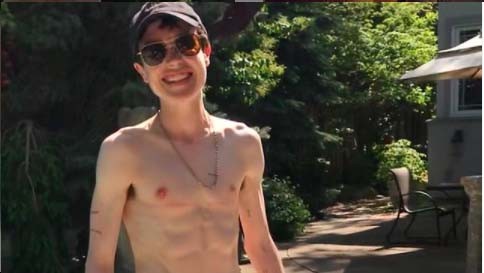 Bahagia, Aktor Transgender Elliot Page Pamer Foto Telanjang Dada di Instagram 